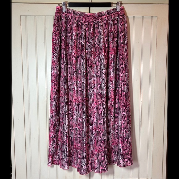 Love Is Pink Python Print Pleated Skirt Sz L NWOT - Picture 3 of 14